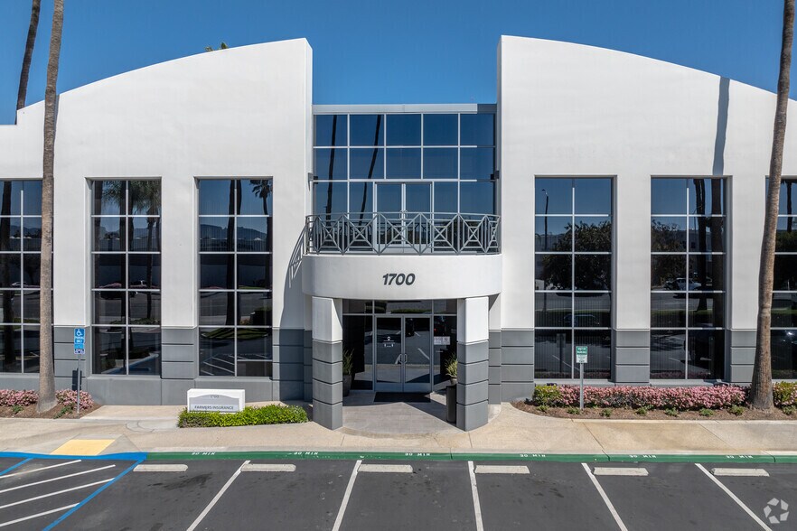 1700 Iowa Ave, Riverside, CA à louer - Photo de l’immeuble – Image 1 sur 2