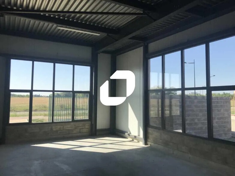 Local d'activités dans Saint-Pierre-du-Perray à vendre - Photo intérieure – Image 2 sur 4