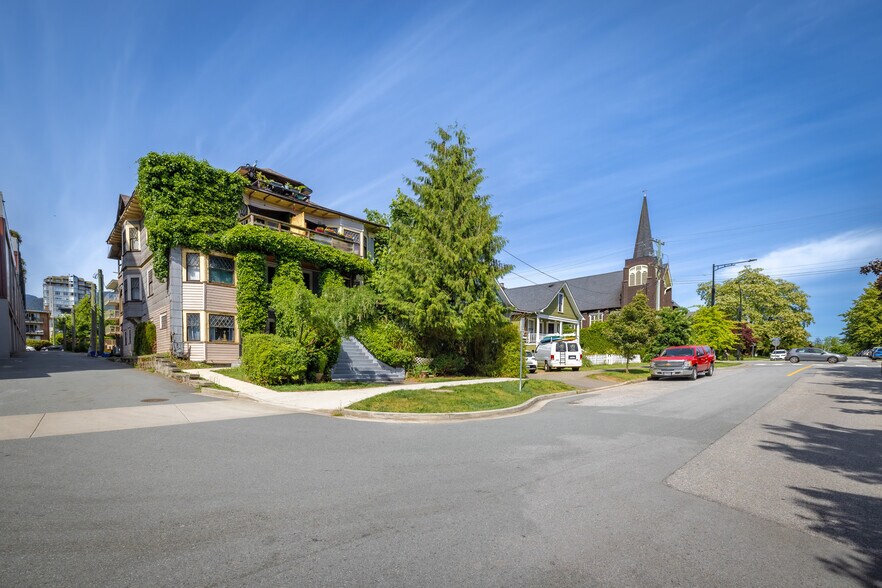 160-166 10th St E, North Vancouver, BC à vendre - Photo principale – Image 3 sur 8