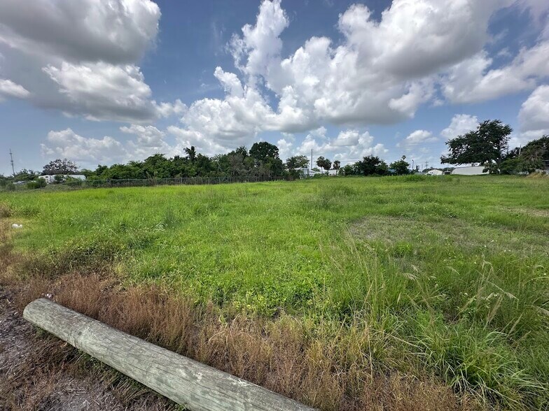 1602 S Combee Rd, Lakeland, FL à louer - Photo de l’immeuble – Image 2 sur 2