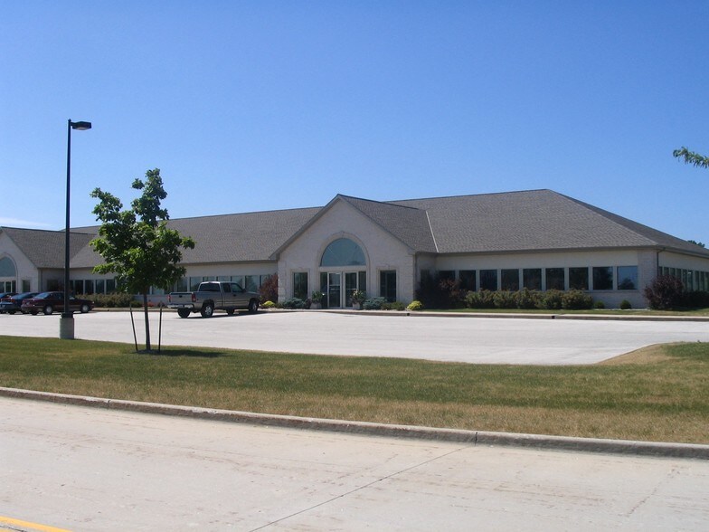 375 Ams Ct, Howard, WI à vendre - Photo de l’immeuble – Image 2 sur 5
