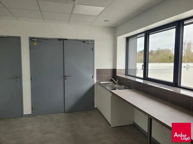 Bureau dans Rouillon à louer - Photo intérieure – Image 2 sur 3