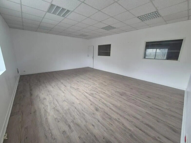 Industriel/Logistique dans Saint-Maximin à louer - Photo de l’immeuble – Image 3 sur 4