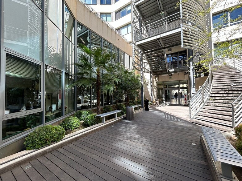 2/4 Place Laurent D'Arvieux, Marseille à louer - Photo de l’immeuble – Image 2 sur 8