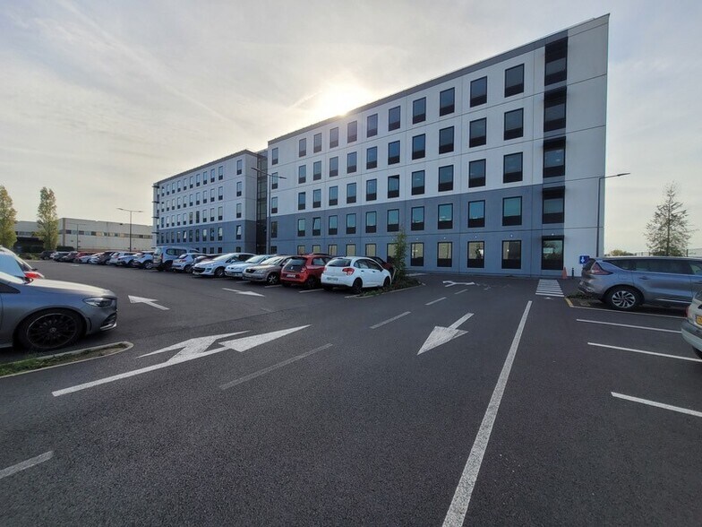 Bureau dans SAINT-OUEN-L'AUMONE à louer - Photo de l’immeuble – Image 1 sur 10