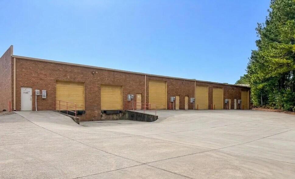 1049 Industrial Ct, Suwanee, GA à louer - Photo de l’immeuble – Image 3 sur 3