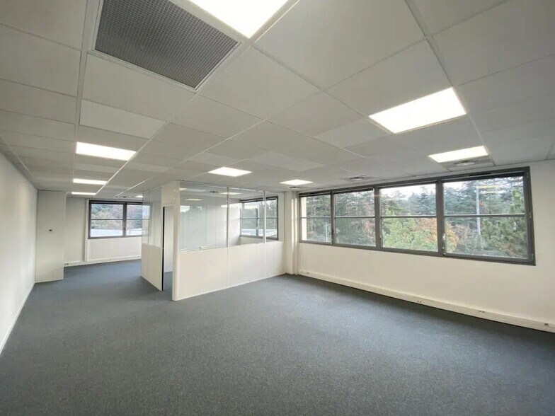 Bureau dans Saint-Genis-Laval à louer - Photo de l’immeuble – Image 2 sur 11