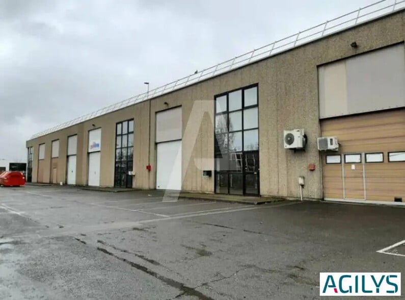6-8 Rue Marie Curie, Coignières à louer - Photo de l’immeuble – Image 1 sur 5