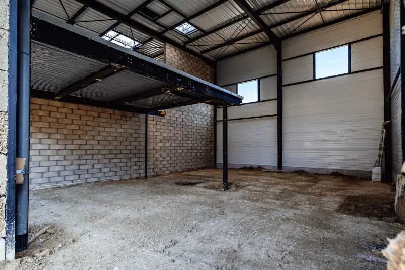 Local d'activités dans Courtry à vendre - Photo de l’immeuble – Image 2 sur 4