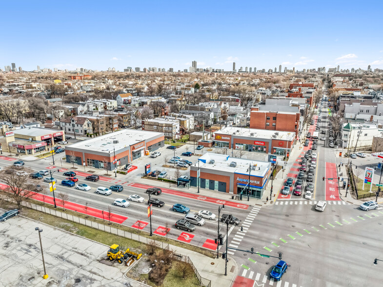 2352 W Belmont Ave, Chicago, IL à vendre - Photo de l’immeuble – Image 2 sur 17