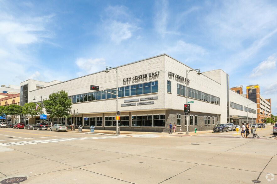 122 E College Ave, Appleton, WI à vendre - Photo principale – Image 1 sur 91