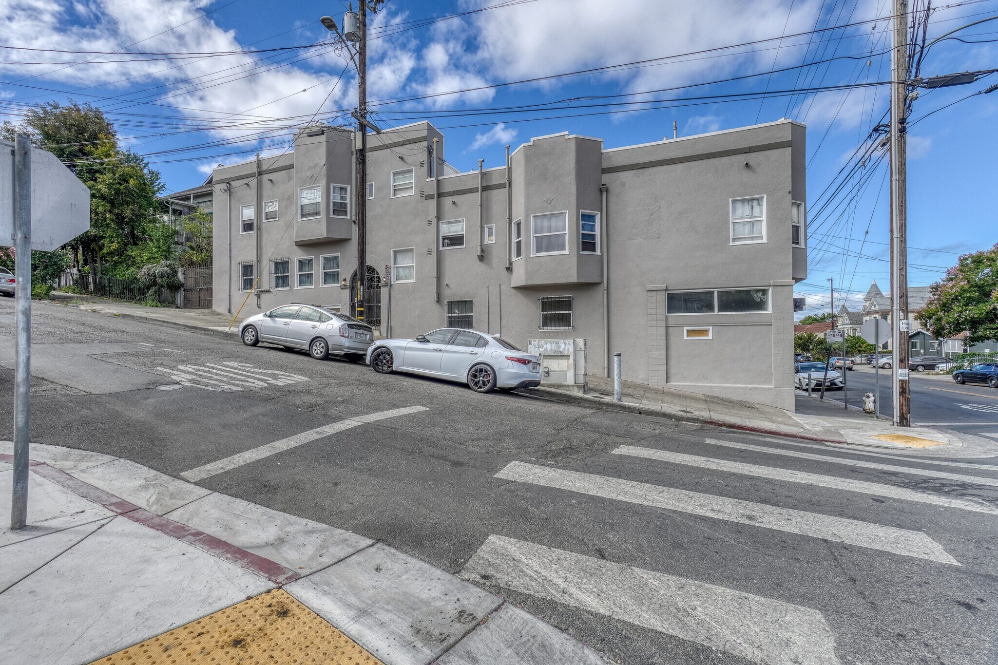 2246 23rd Ave, Oakland, CA à vendre Photo de l’immeuble– Image 1 sur 9