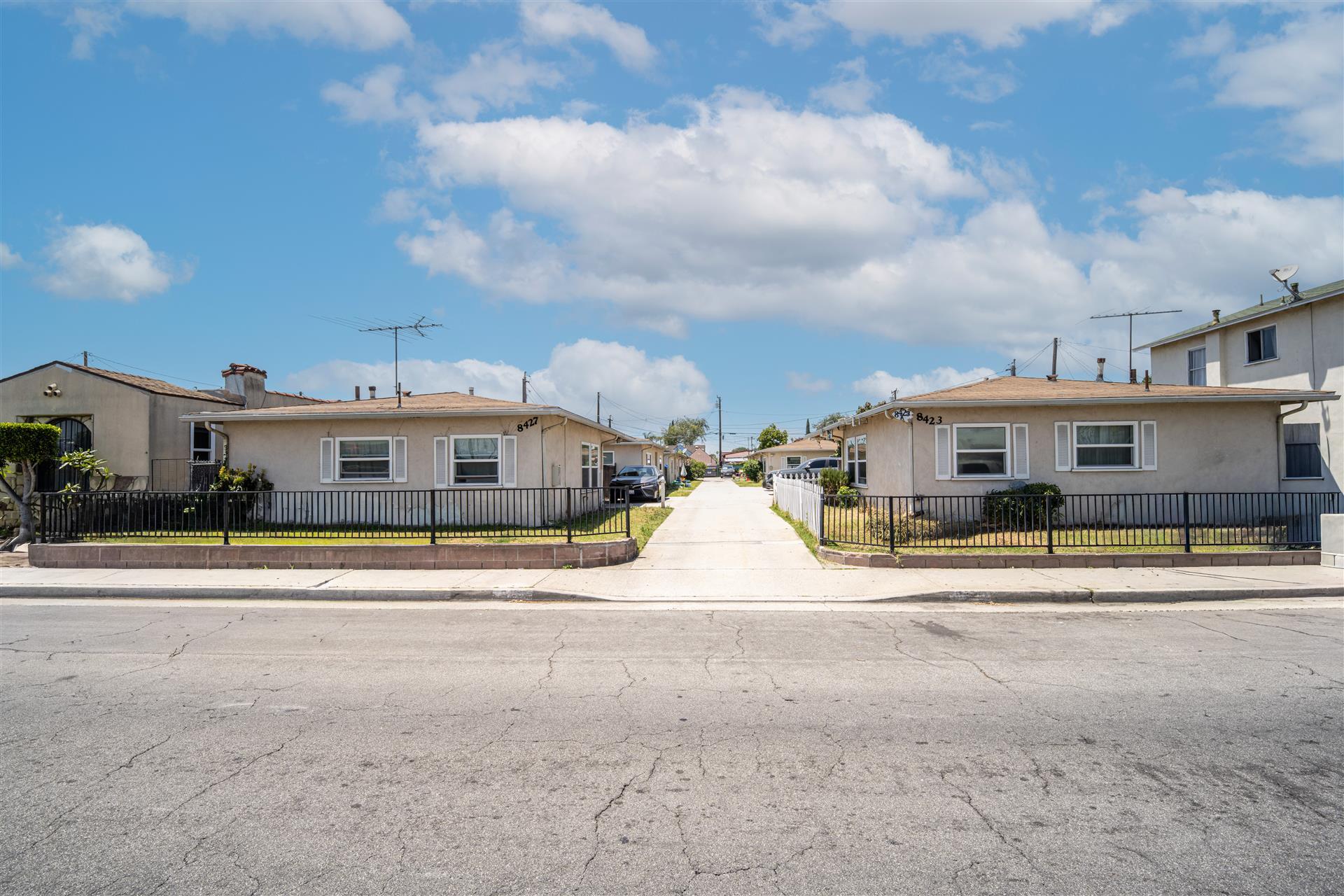 8427 Otis St, South Gate, CA à vendre Photo de l’immeuble– Image 1 sur 31