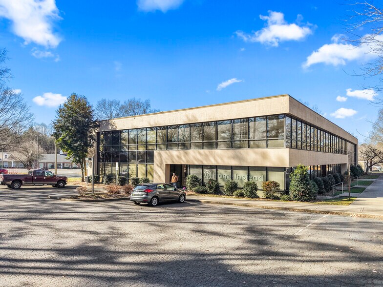 8064 North Point Blvd, Winston-Salem, NC à louer - Photo de l’immeuble – Image 3 sur 4
