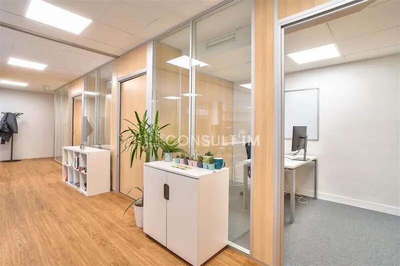 Bureau dans Saint-Cloud à vendre - Photo intérieure – Image 2 sur 8