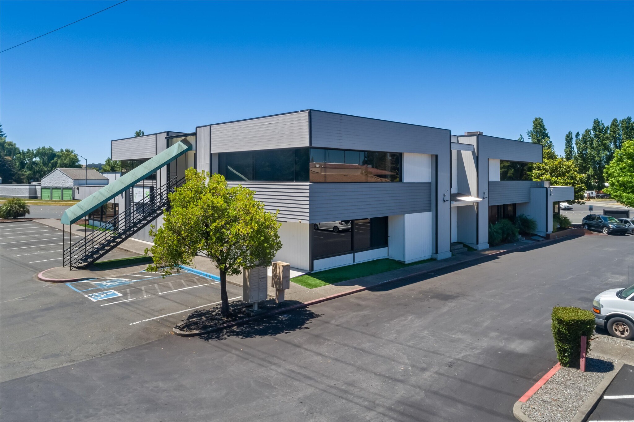 6640 Redwood Dr, Rohnert Park, CA à vendre Photo de l’immeuble– Image 1 sur 47
