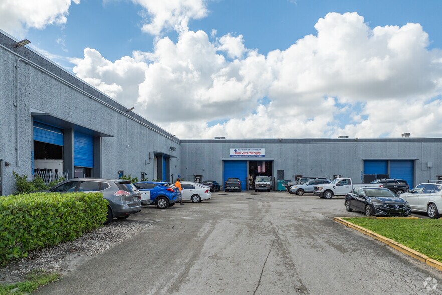 5500-5632 NW 161st St, Hialeah, FL à louer - Photo de l’immeuble – Image 3 sur 7