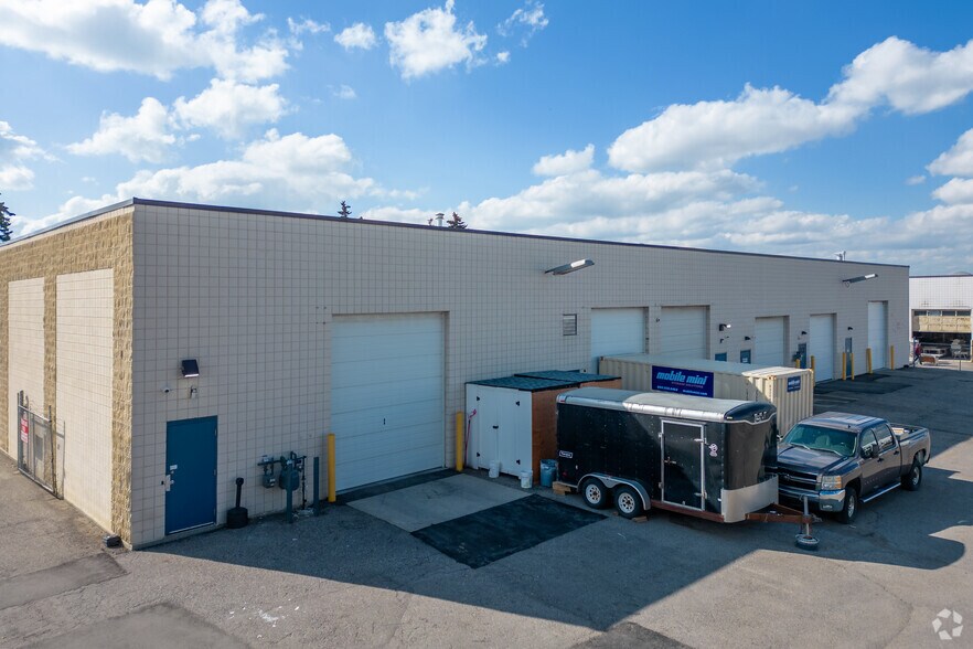 2180-2204 39th Ave NE, Calgary, AB à louer - Photo de l’immeuble – Image 3 sur 5