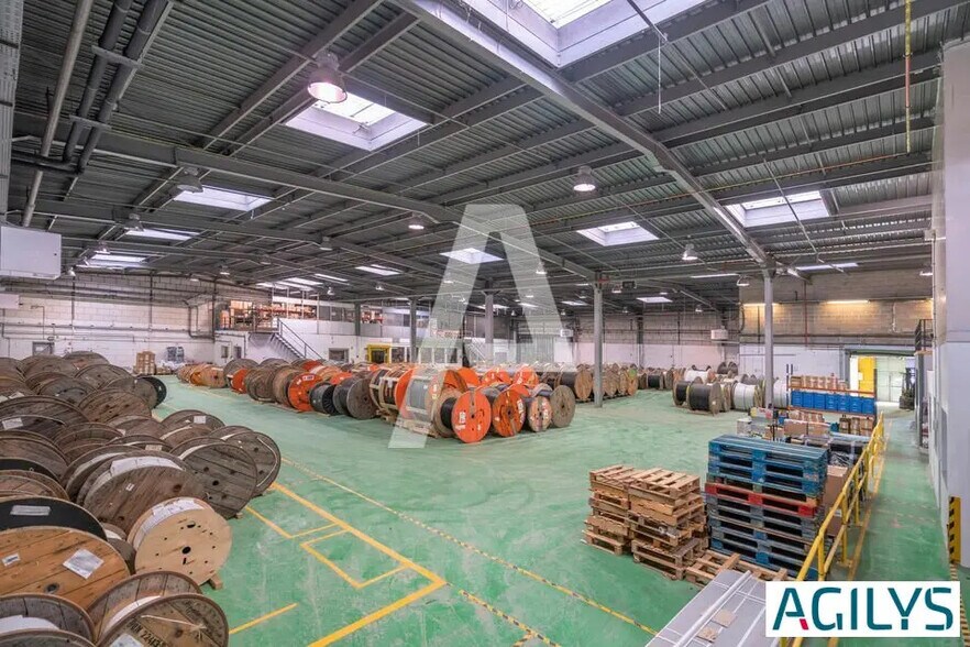 Local d’activités dans Palaiseau à louer - Photo de l’immeuble – Image 1 sur 12