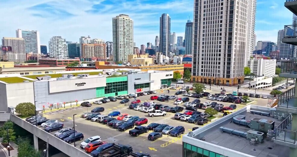 328 N Desplaines St, Chicago, IL à vendre - Photo de l’immeuble – Image 2 sur 9