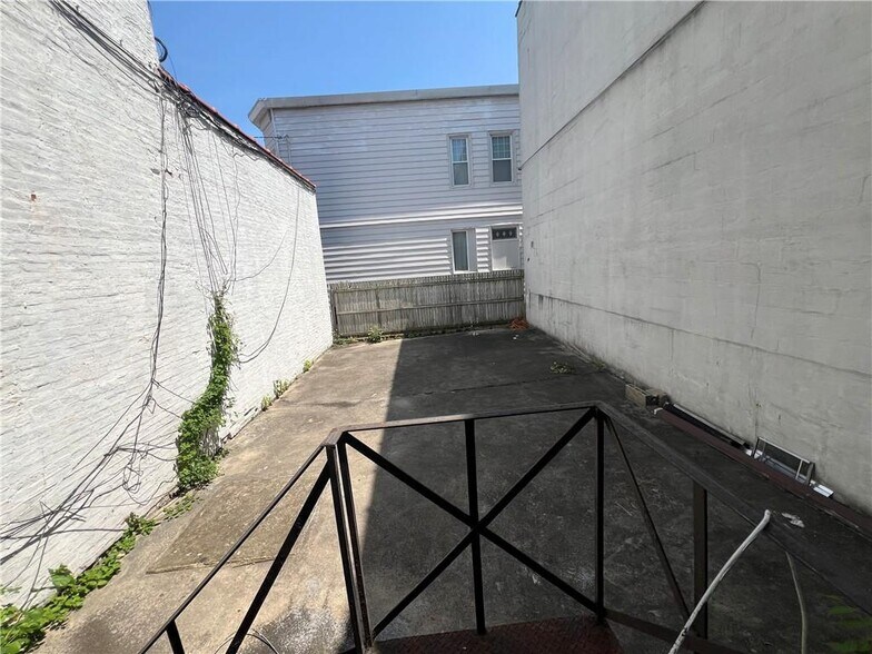 7803 13th Ave, Brooklyn, NY à vendre - Photo de l’immeuble – Image 2 sur 8