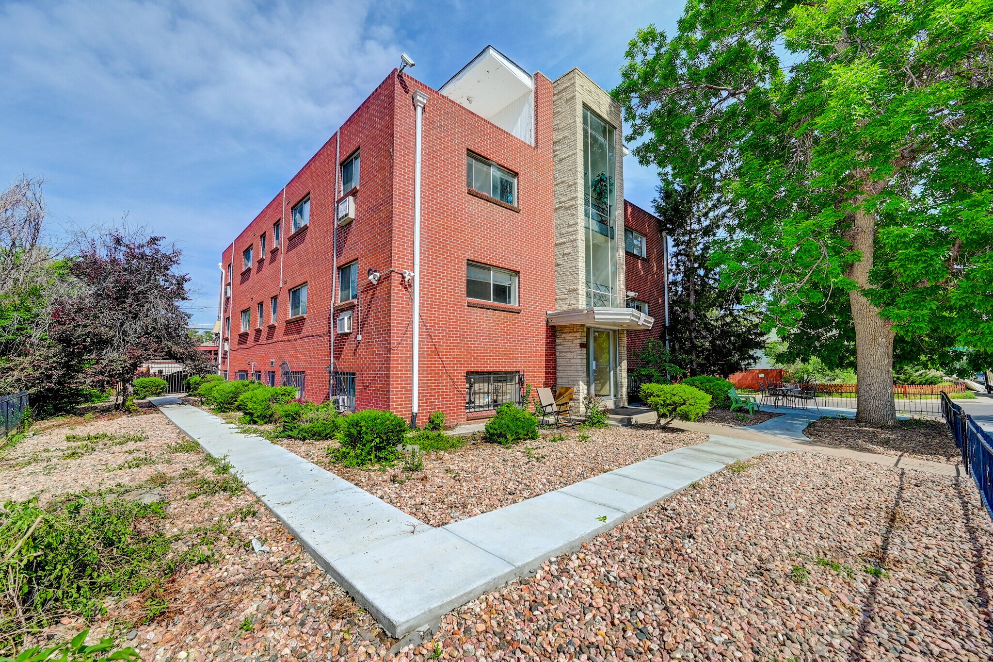1695 Clinton St, Aurora, CO à vendre Photo de l’immeuble– Image 1 sur 40
