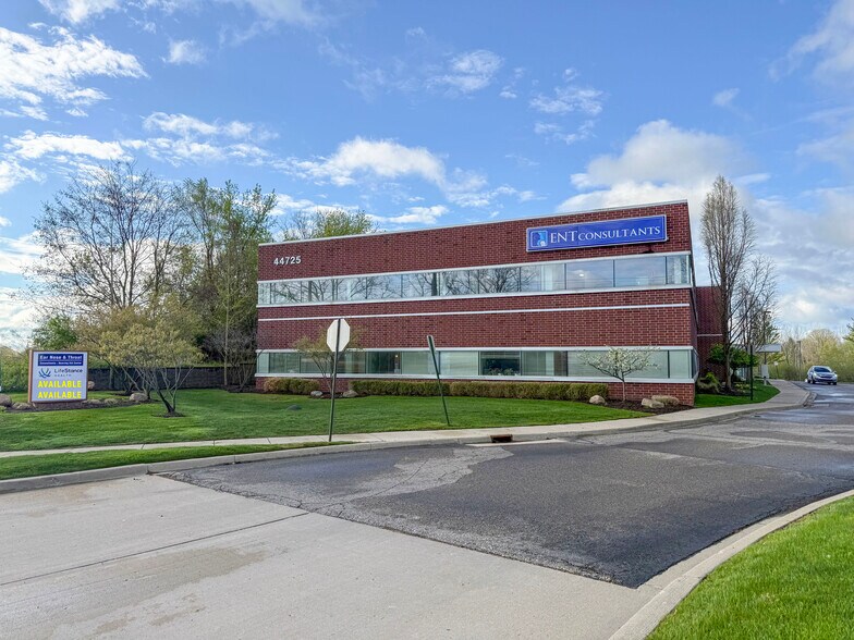 44725 Grand River Ave, Novi, MI à louer - Photo de l’immeuble – Image 1 sur 11