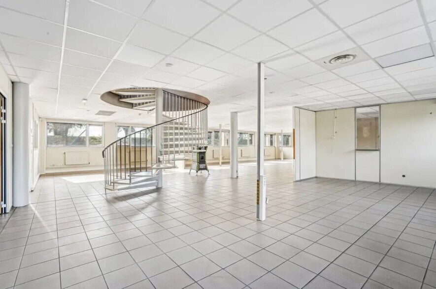 Bureau dans Saint-Thibault-des-Vignes à louer - Photo intérieure – Image 3 sur 11