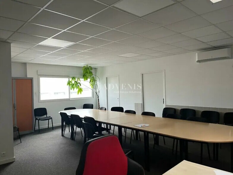 Local d’activités dans Saint-Pierre-des-Corps à louer - Photo de l’immeuble – Image 3 sur 10