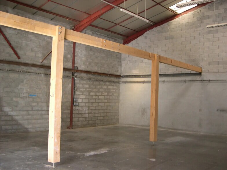 Local d’activités dans Saint-Genis-Laval à louer - Photo intérieure – Image 3 sur 21