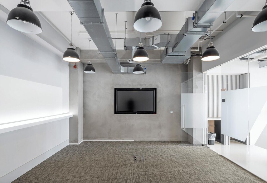 50-60 Eastcastle St, Londres à louer - Photo de l’immeuble – Image 3 sur 11