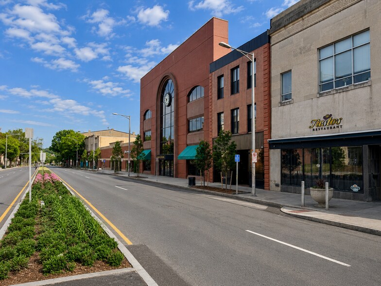 221 Main St, Danbury, CT à louer - Photo de l’immeuble – Image 2 sur 9