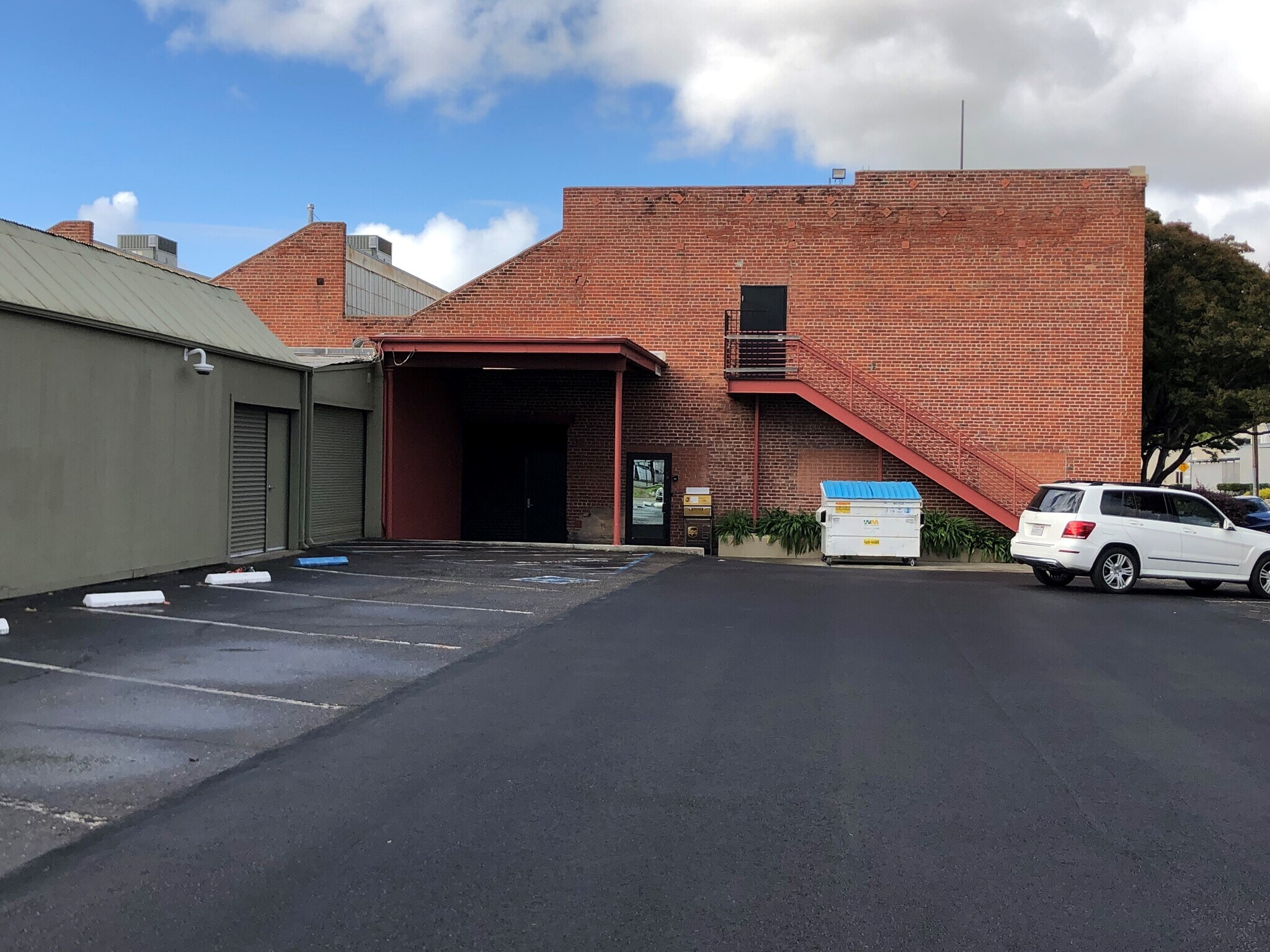 2111 Livingston St, Oakland, CA à louer Photo principale– Image 1 sur 9