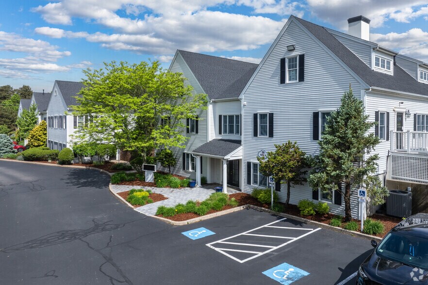 30-32 Resnik Rd, Plymouth, MA à louer - Photo de l’immeuble – Image 3 sur 4