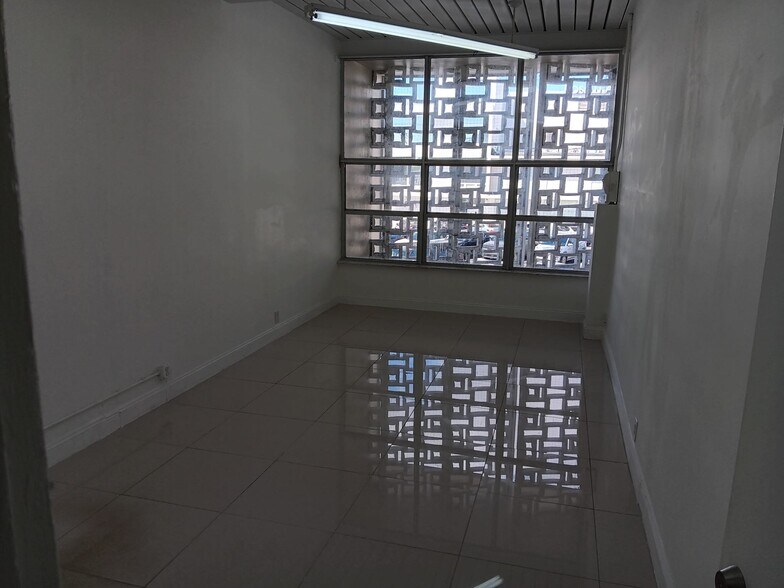 2400 E Oakland Park Blvd, Fort Lauderdale, FL à louer - Photo de l’immeuble – Image 2 sur 6