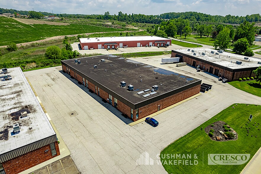 6111 Carey Dr, Valley View, OH à vendre - Photo de l’immeuble – Image 3 sur 9