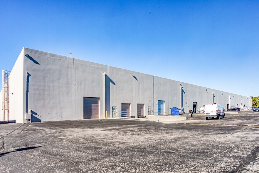 3245 E Patrick Ln, Las Vegas, NV à louer - Photo de l’immeuble – Image 2 sur 4