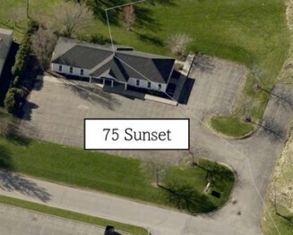75 Sunset Dr, Newark, NY à louer Photo principale– Image 1 sur 3
