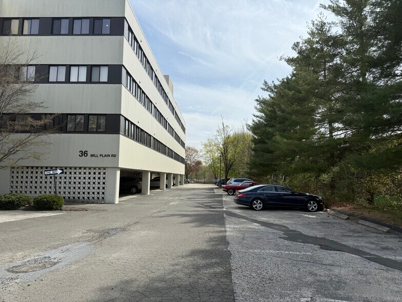 36 Mill Plain Rd, Danbury, CT à louer - Photo de l’immeuble – Image 3 sur 9
