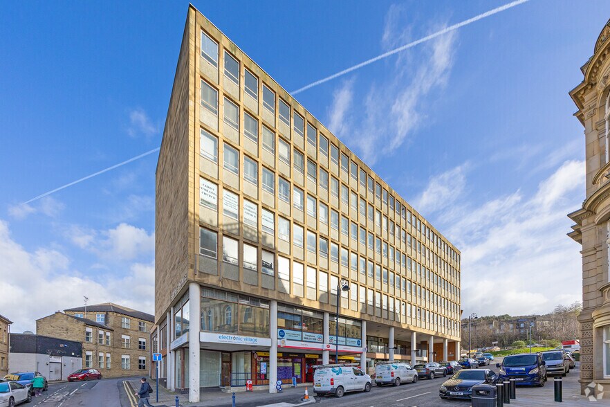 Wakefield Rd, Dewsbury à louer - Photo principale – Image 1 sur 5