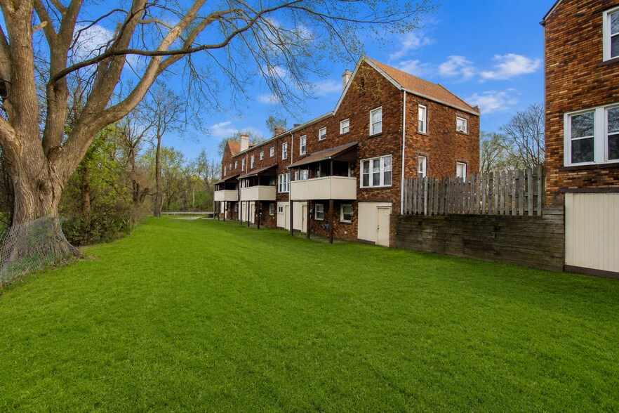 25 Maynard Ct, Pontiac, MI à vendre - Photo de l’immeuble – Image 2 sur 22