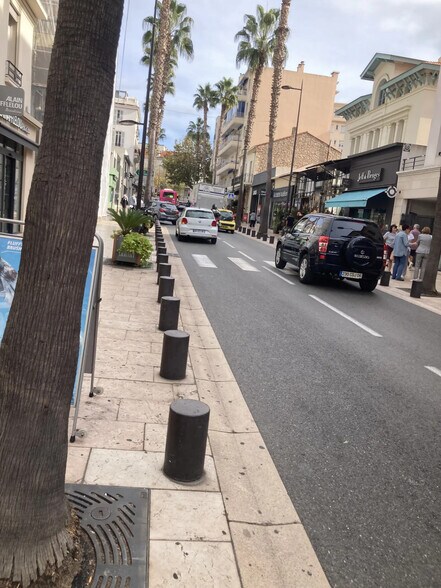 Local commercial dans Antibes à louer - Photo de l’immeuble – Image 2 sur 2