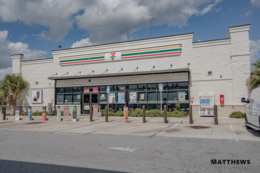 16161 Spring Hill Dr, Brooksville, FL à vendre - Photo de l’immeuble – Image 3 sur 4