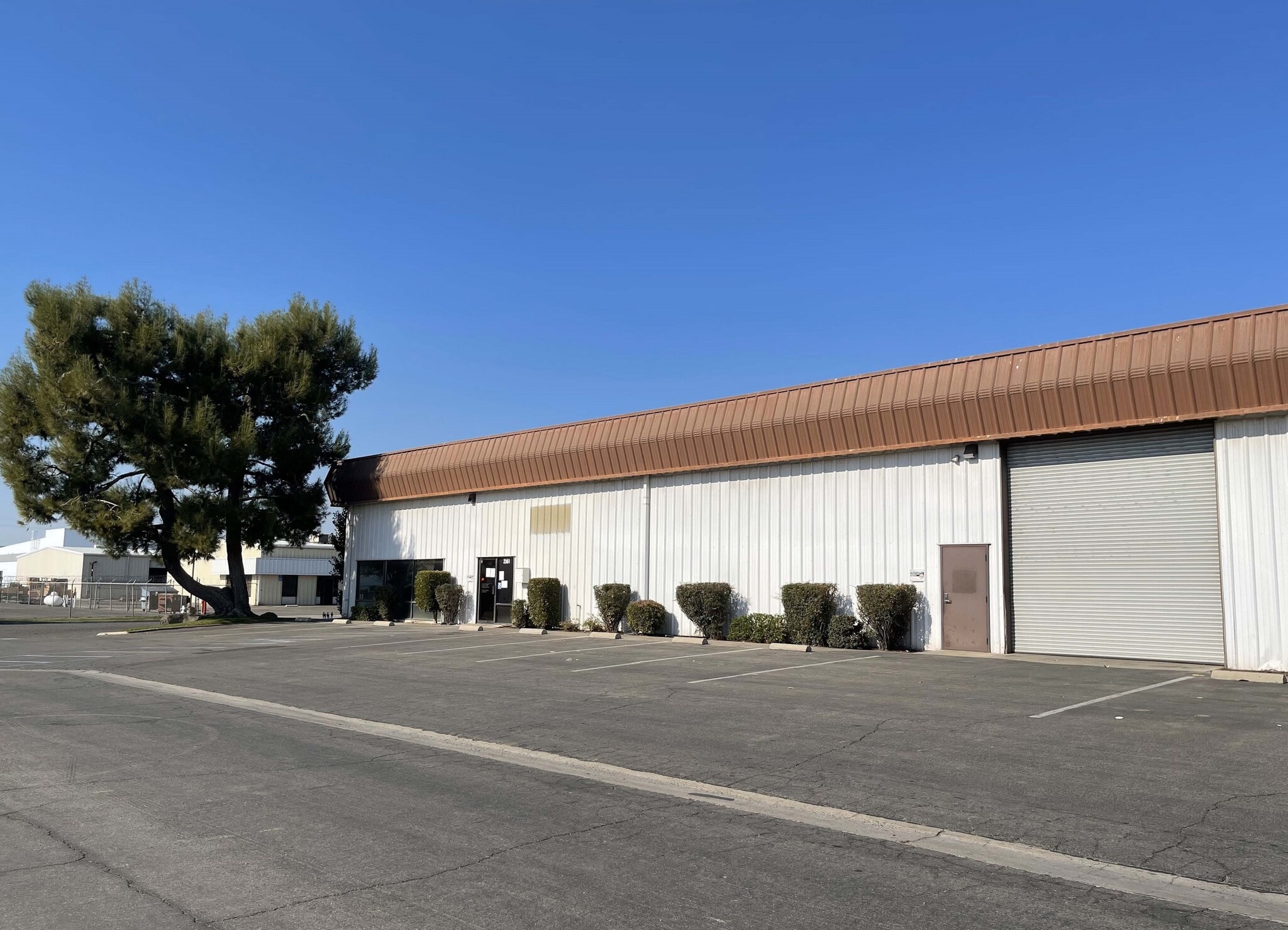2561-2571 S Sarah St, Fresno, CA à louer Photo de l’immeuble– Image 1 sur 2