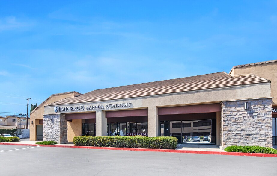 559 N Mountain Ave, Upland, CA à louer - Photo de l’immeuble – Image 3 sur 18