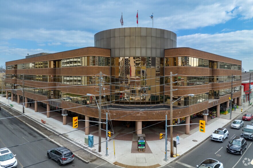 245 Eglinton Ave E, Toronto, ON à louer - Photo de l’immeuble – Image 1 sur 5