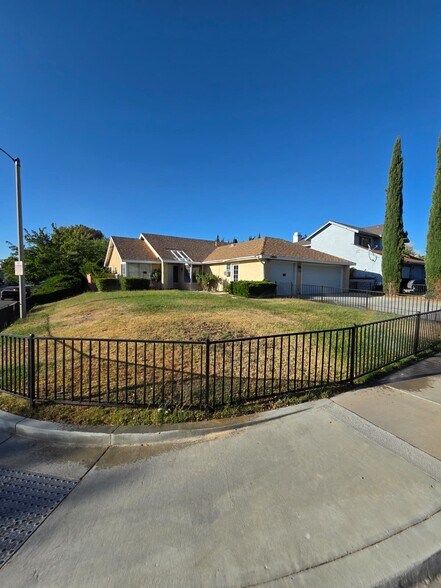 3833 E Avenue R12, Palmdale, CA à vendre - Photo de l’immeuble – Image 2 sur 37