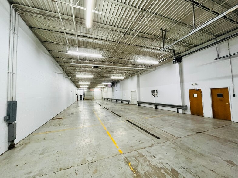 420 Hill Ave, Aurora, IL à louer - Photo de l’immeuble – Image 3 sur 8