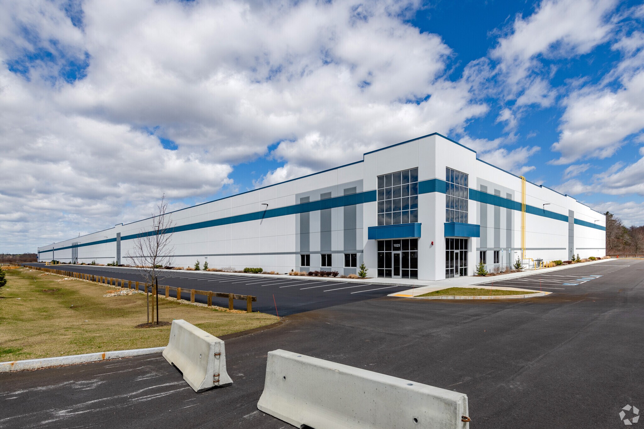 1025 Elm St, Bridgewater, MA à louer Photo de l’immeuble– Image 1 sur 6