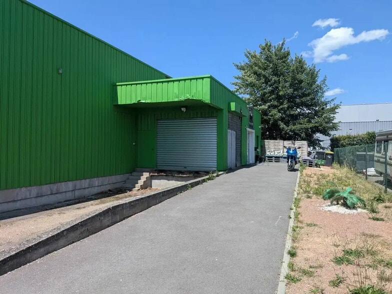 Local d’activités dans Val-de-Reuil à louer - Photo de l’immeuble – Image 2 sur 4